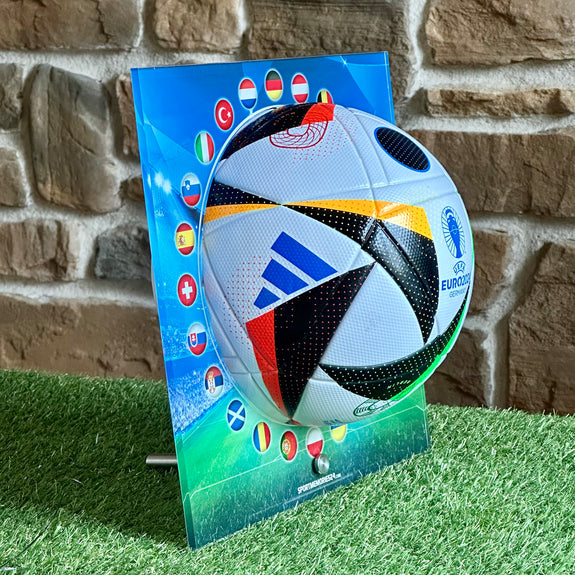 Hochwertiges Acryl Display inklusive Adidas Fußball-EM 2024 Replica Spielball "Fußballliebe"