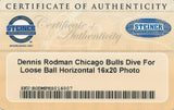 Dennis Rodman <br>Chicago Bulls <br>Original signiertes Foto <br>„Dive For Loose Ball Horizontal“ <br>50 x 40 cm