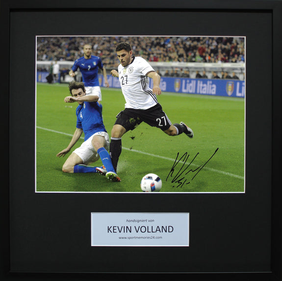 Kevin Volland <br>„Zweikampf gegen Italien“ <br>Original signiertes Foto in hochwertigem Holzrahmen